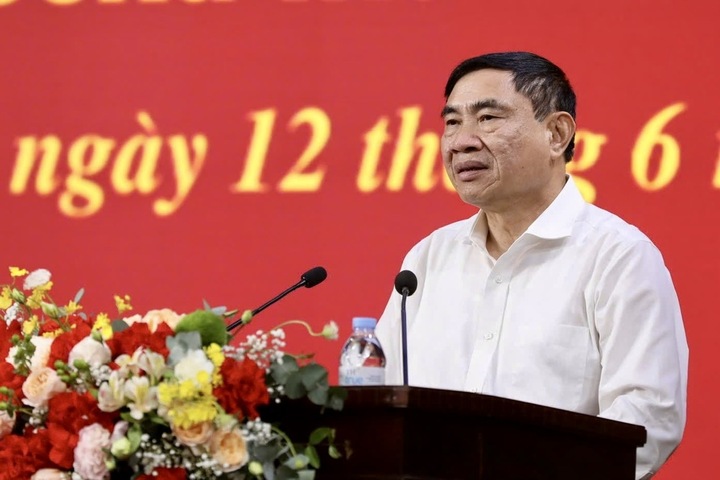 Bí thư Tỉnh ủy Điện Biên Trần Quốc Cường phát biểu chúc mừng Đại tá Ngô Thanh Bình, Đại tá Vũ Văn Đấu. Ảnh: Thu Thủy
