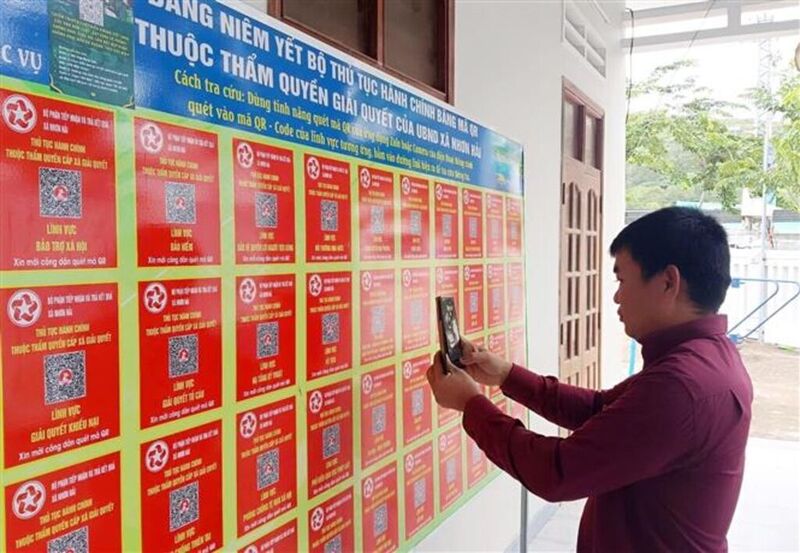 Khuyến khích người dân sử dụng các dịch vụ số và kỹ năng an toàn, trọng tâm là dịch vụ công trực tuyến, dịch vụ y tế số, giáo dục số. Ảnh: Lê Huệ
