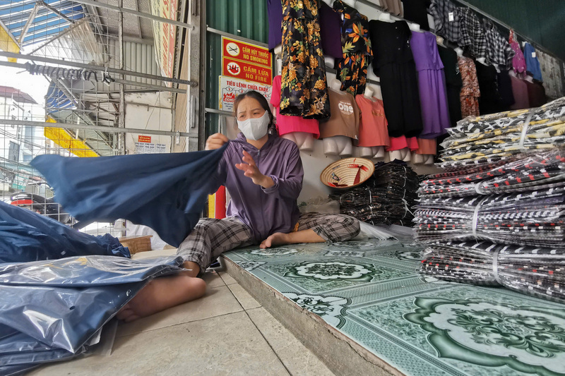 Chị Hương, công nhân gấp quần áo là một trong số ít những người còn có "công ăn việc làm". Ảnh: Bảo An