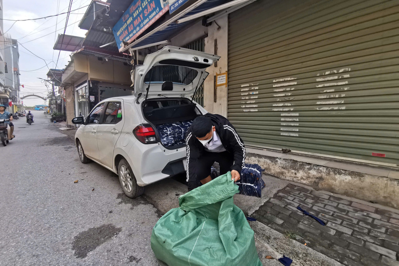 Số ít cửa hàng còn hoạt động chở hàng bằng ô tô con. Ảnh: Bảo An