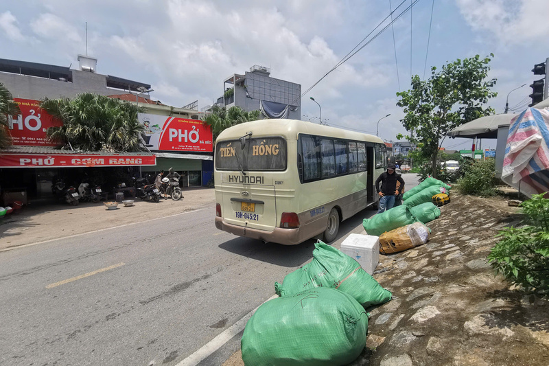 Theo các nhà xe, hàng hóa gửi đi không còn nhộn nhịp như trước đây. Ảnh: Bảo An