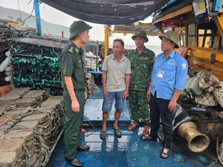 Lực lượng chức năng tuyên truyền đến người dân để đảm bảo an toàn cho người và tàu cá. Ảnh: Trọng Tùng