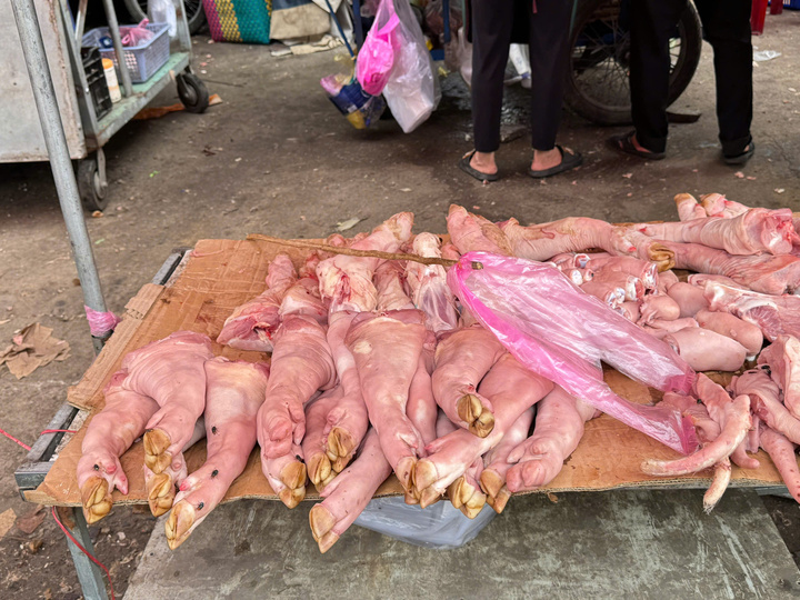 Chân giò heo được bày bán ngoài chợ. Ảnh: Ngân Nga