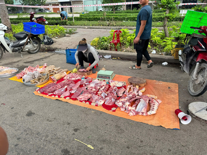 Thịt heo ngoài chợ đầu mối Hóc Môn được bày bán trực tiếp dưới sàn. Ảnh: Ngân Nga