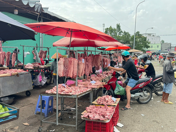 Với mức giá rẻ, thịt heo ngoài chợ đầu mối Hóc Môn vẫn thu hút người tiêu dùng. Ảnh: Ngân Nga