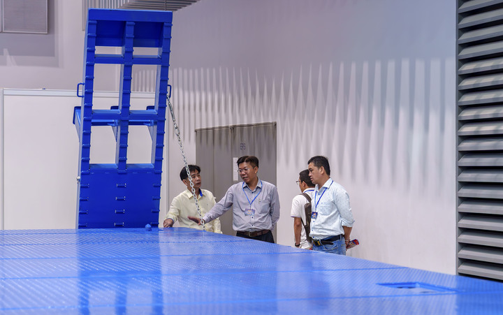 Khách hàng tham quan, đánh giá sản phẩm sơ mi rơ moóc Thaco Trailers