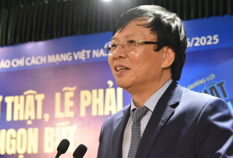Nhà báo Hồ Quang Lợi chia sẻ tại buổi ra mắt cuốn sách thứ 11 của ông. Ảnh: QL