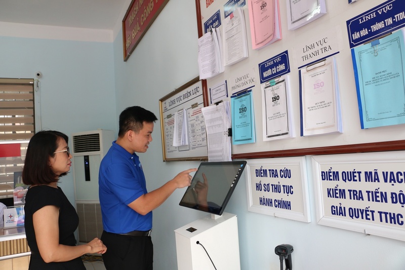 Thực hiện chuyển đổi số trong xây dựng nông thôn mới, các địa phương đẩy mạnh giải quyết thủ tục hành chính trên môi trường điện tử. Ảnh: Lê Huệ