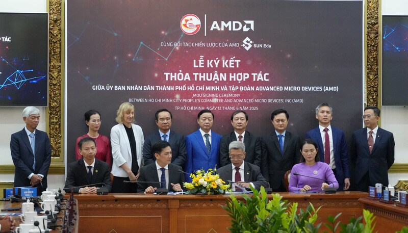 Lễ ký kết chuyển đổi mô hình Trung tâm Điện tử và Vi mạch bán dẫn (ESC) thành ESC International chuẩn quốc tế.