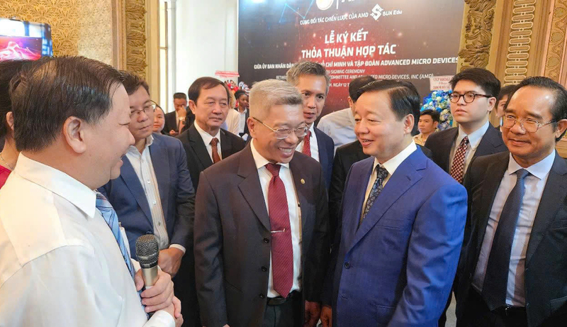 Phó Thủ tướng Chính phủ Trần Hồng Hà trao đổi với các đại biểu tại sự kiện. Ảnh: Minh Khuê.
