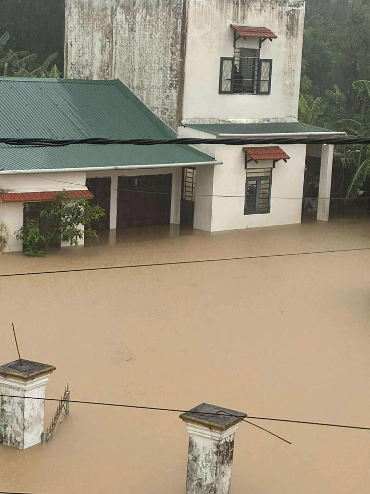 Hiện tại, nước vẫn đang lên nhanh gây ngập sâu nhiều tuyến đường và khu dân cư (Ảnh: Nguyễn Dương)