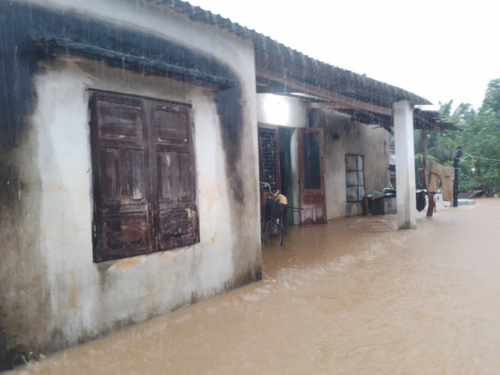 Có nơi, nước đã vào nhà hơn 50cm (Ảnh: Nguyễn Dương)
