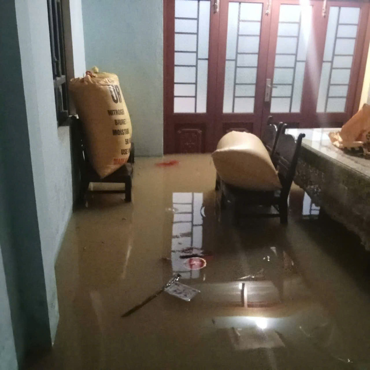 Nước lên nhanh, người dân chỉ kịp kê cao đồ đạc (Ảnh: Người dân cung cấp)