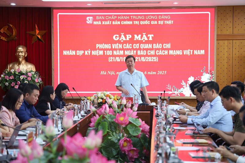 Giám đốc, Tổng Biên tập Nhà xuất bản Chính trị quốc gia Sự thật PGS.TS Vũ Trọng Lâm phát biểu tại buổi gặp mặt. Ảnh: Hoa Quỳnh