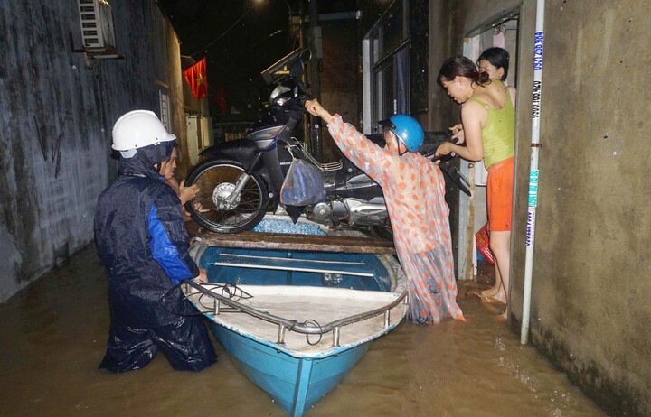 Người dân tại Kiệt 161 Mẹ Suốt tổ 37, phường Hòa Khánh Nam di dời tài sản trong đêm. Ảnh: NLĐ