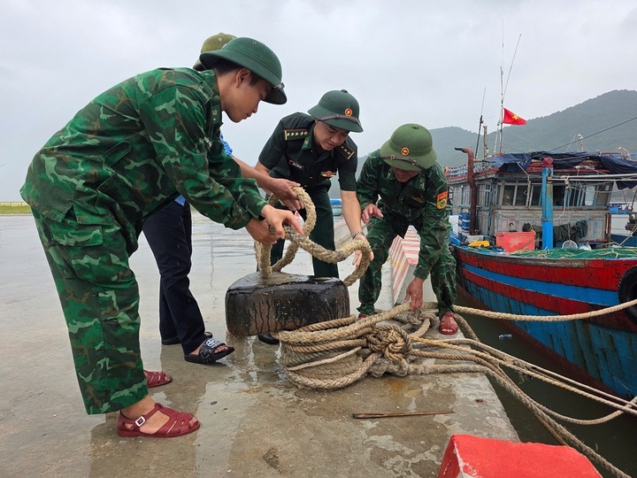 Lực lượng chức năng hỗ trợ ngư dân neo đậu tàu cá an toàn. Ảnh: Trọng Tùng