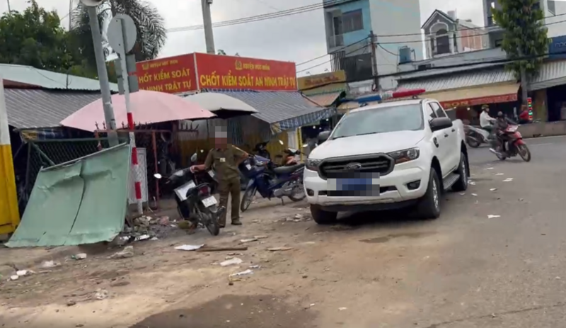 Hoạt động bán hàng tự phát và xả rác diễn ra ngay cả khi có hiện diện của lực lượng chức năng. Ảnh: Ngân Nga