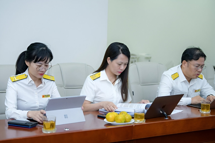 Các ban chuyên môn thuộc Cục Thuế giải đáp các thắc mắc của bạn đọc. Ảnh: Nam Trần