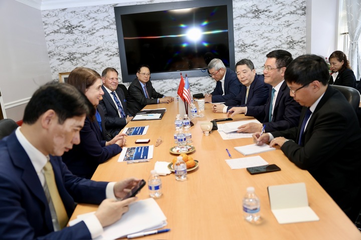 Bộ trưởng Bộ Công Thương Nguyễn Hồng Diên làm việc với lãnh đạo Exxon Mobil