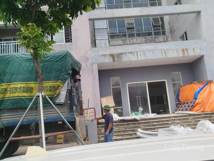 Bên ngoài tòa nhà được trưng dụng làm nơi để hàng hóa.