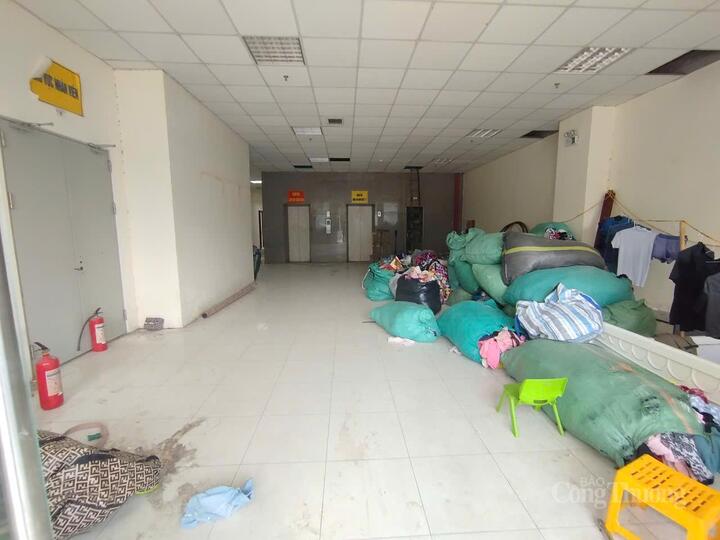 Bên trong sảnh tòa nhà cũng chất đầy rác thải.