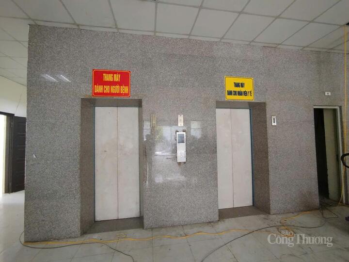 Các tòa nhà này từng được trưng dụng làm khu thu dung bệnh nhân Covid-19 năm 2021 nhưng đến nay vẫn chưa thể đưa vào sử dụng.