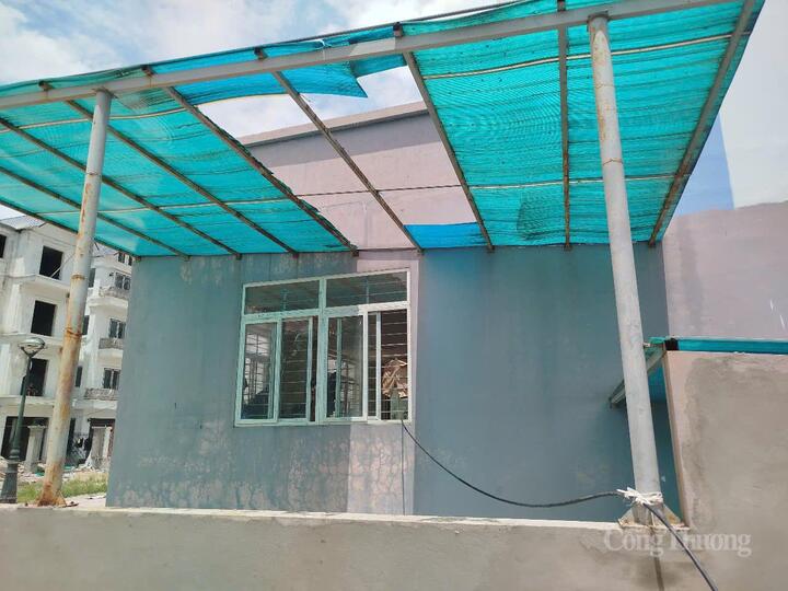 Những tấm mái che bị mục nát.