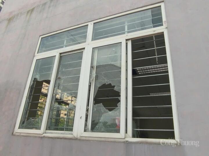 Nhiều kính cửa sổ bị phá hoại.
