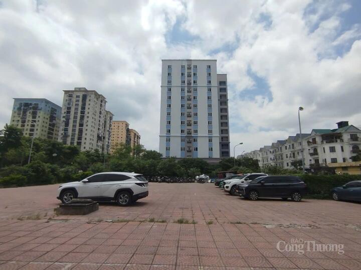 Một số người “tranh thủ” chiếm dụng sân tòa nhà lập điểm trông giữ xe trái phép, gây mất trật tự đô thị…