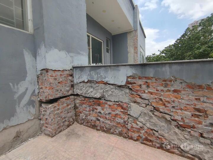 Khu sảnh hành lang của tòa nhà CT1 để lộ ra những vết nứt lớn.