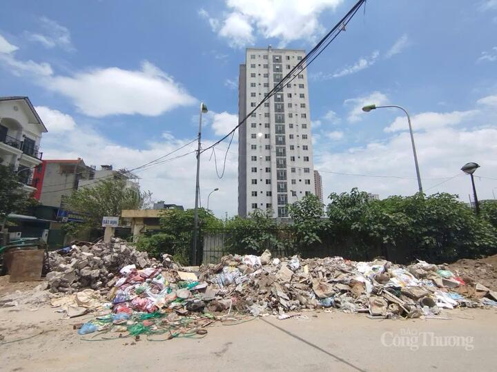 Thậm chí, một số tuyến đường trong nội khu trở thành nơi để phế thải, gây chướng mắt...
