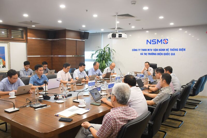 Ban lãnh đạo NSMO họp trực tuyến với Trung tâm điều độ hệ thống điện miền Trung và miền Nam để kịp thời chỉ đạo phương án xử lý các sự cố do bão số 1 đối với hệ thống điện. Ảnh: NSMO