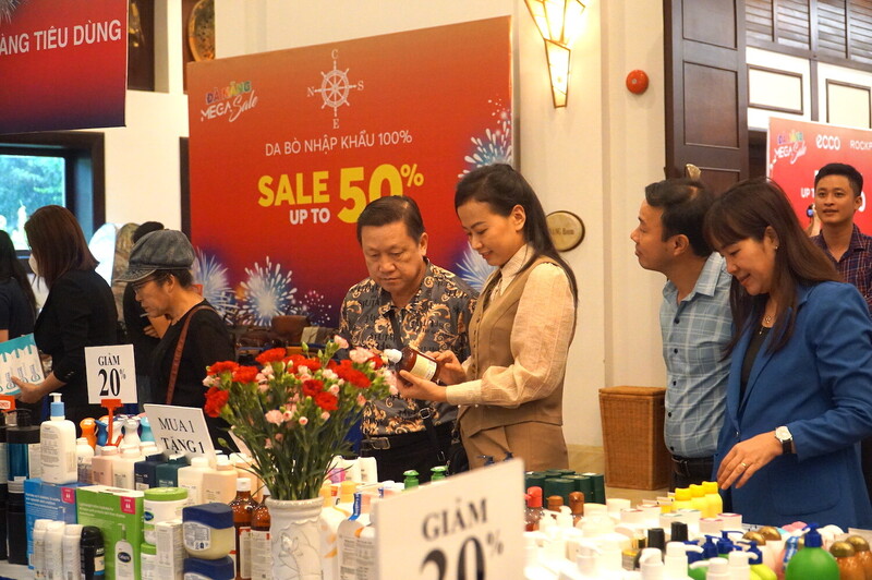 Các đại biểu tham quan gian hàng (Ảnh: Vũ Lê)