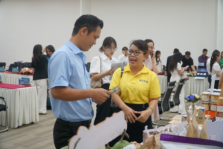 Doanh nghiệp Đồng Nai giới thiệu sản phẩm đặc trưng của tỉnh tại hội nghị (Ảnh: Vũ Lê)