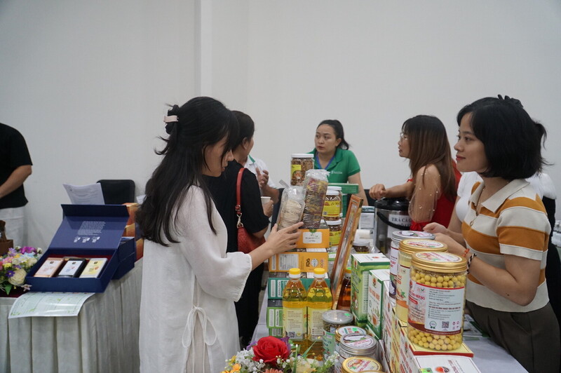 Trưng bày giới thiệu sản phẩm Nghệ An tại hội nghị (Ảnh: Vũ Lê)