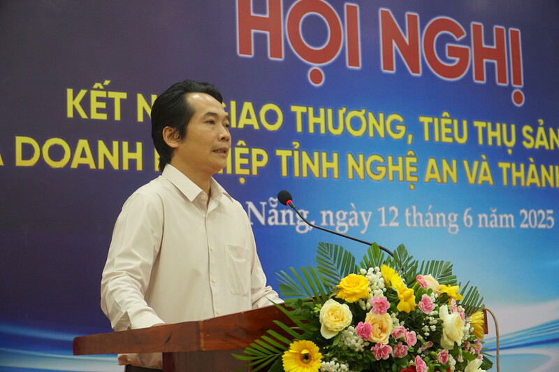 Đại diện Công ty DHTC Đa Năng, đơn vị quản lý, khai thác chợ đêm Sơn Trà thông tin nhu cầu kết nối sản phẩm vào chợ đêm Sơn Trà (Ảnh: Vũ Lê)