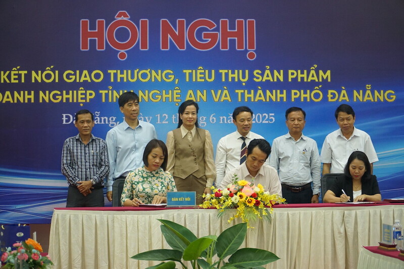 Các doanh nghiệp ký kết ghi nhớ hợp tác về cung ứng, tiêu thụ sản phẩm tại hội nghị (Ảnh: Vũ Lê)