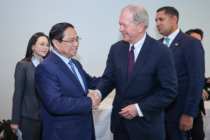 Ông Marcus Wallemberg, Chủ tịch HĐQT Tập đoàn SEB, đồng thời là người đứng đầu Tập đoàn Wallenberg chào đón Thủ tướng Phạm Minh Chính dự bữa ăn sáng làm việc với lãnh đạo các tập đoàn kinh tế lớn của Thụy Điển. Ảnh: VGP/Nhật Bắc