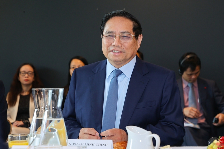 Thủ tướng khẳng định, Chính phủ Việt Nam luôn đồng hành, lắng nghe, hỗ trợ và tạo mọi điều kiện thuận lợi để cộng đồng doanh nghiệp nói chung và các nhà đầu tư nước ngoài, trong đó có doanh nghiệp Thụy Điển nói riêng đầu tư thành công, bền vững, lâu dài ở Việt Nam. Ảnh: VGP/Nhật Bắc