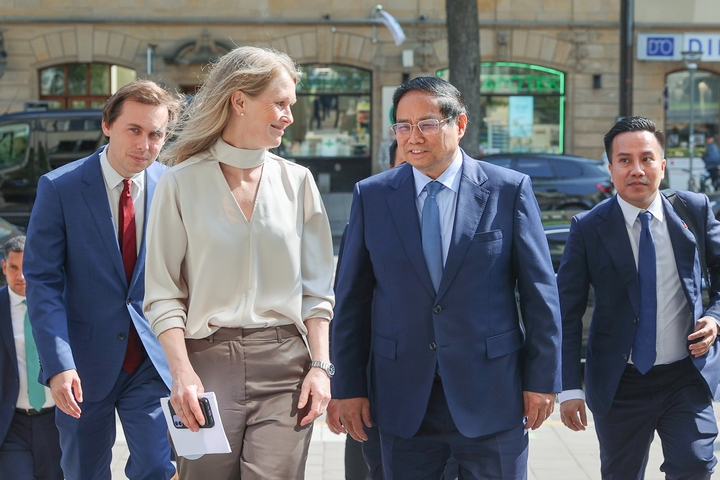 Lãnh đạo Đại học Kinh tế Stockholm đón Thủ tướng Phạm Minh Chính tới thăm và phát biểu chính sách tại trường. Ảnh: VGP/Nhật Bắc