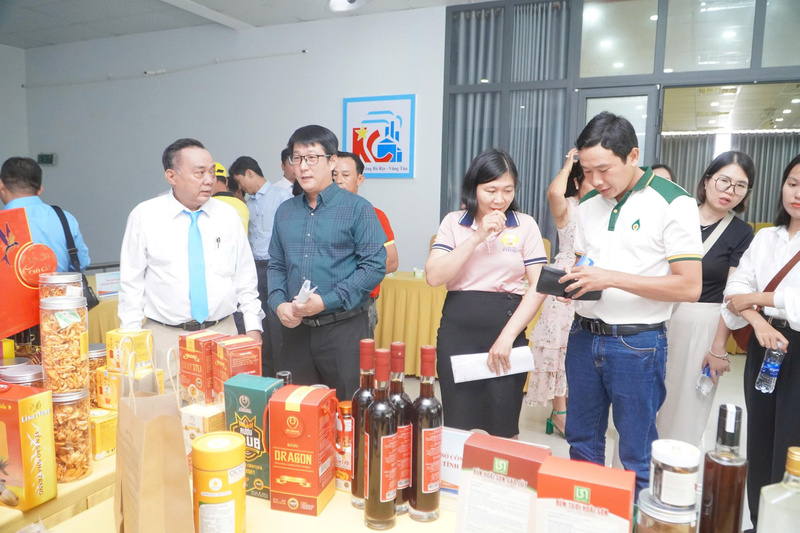 Các doanh nghiệp 3 địa phương giao lưu, chia sẻ, kết nối các sản phẩm công nghiệp nông thôn tiêu biểu. Ảnh: Nguyễn Ngọc