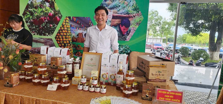 Mật ong núi đá  của Hợp tác xã Nậm Dù Xuân Quang quảng bá, giới thiệu tại các Hội nghị trong và ngoài tỉnh