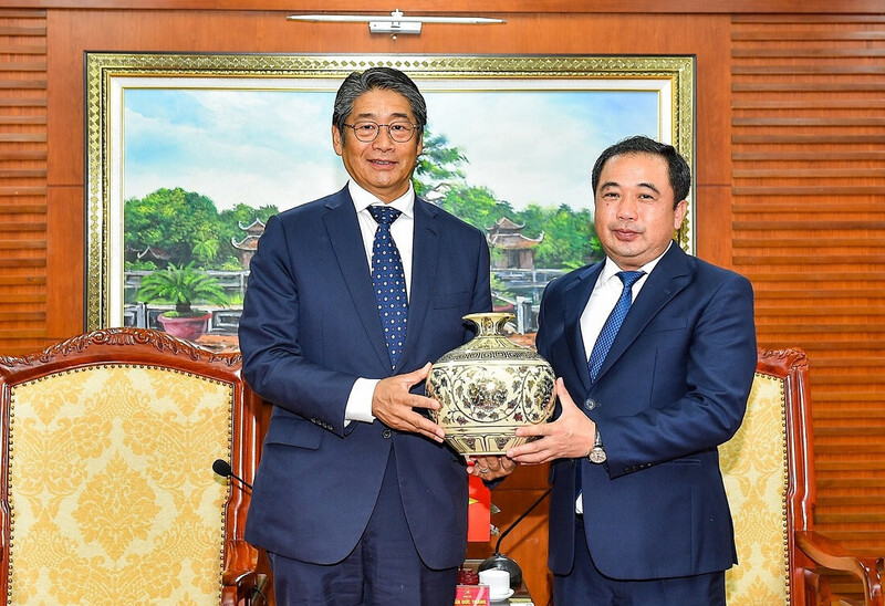 Bí thư Tỉnh ủy Hải Dương Trần Đức Thắng tặng quà lưu niệm cho Đại sứ Nhật Bản tại Việt Nam Ito Naoki