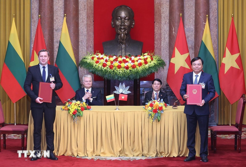 Chủ tịch nước Lương Cường và Tổng thống Gitanas Nauseda chứng kiến lễ ký kết Bản ghi nhớ về hợp tác trong lĩnh vực nông nghiệp giữa Bộ Nông nghiệp và Môi trường Việt Nam và Bộ Nông nghiệp Litva. Ảnh: TTXVN