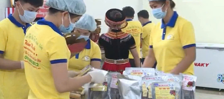 Cơ sở sản xuất thịt trâu sấy của Hợp tác xã chế biến thực phẩm sạch Gia Phú đang đóng gói sản phẩm