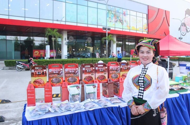 Bà Thắm - Giám đốc Hợp tác xã chế biến thực phẩm sạch Gia Phú giới thiệu trưng bày, quảng bá sản phẩm thịt trâu sấy tại các Hội nghị trong và ngoài tỉnh