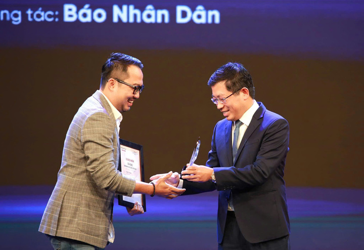 Anh Thành Đạt nhận Giải Bạc – Khoảnh khắc báo chí 2024. Ảnh: Lê Hiếu