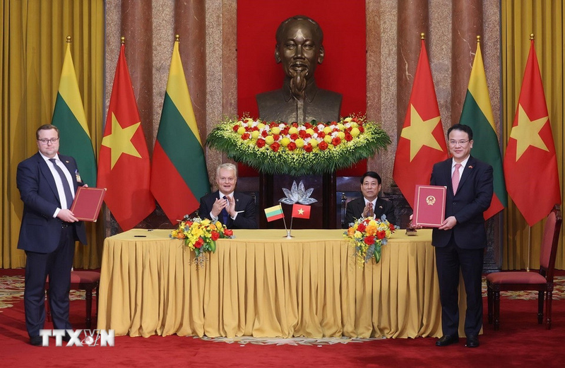 Chủ tịch nước Lương Cường và Tổng thống Gitanas Nauseda chứng kiến lễ ký kết Ý định thư giữa Bộ Tài chính Việt Nam và Bộ Tài chính Litva. Ảnh: TTXVN