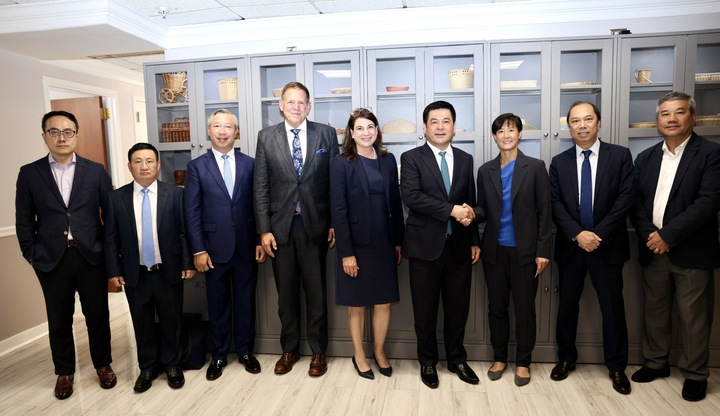 Bộ trưởng đề nghị Exxon Mobil tiếp tục triển khai Dự án Phát triển mỏ Cá Voi Xanh trong giai đoạn hiện nay theo đúng quy định của pháp luật và Hợp đồng dầu khí đã ký kết.