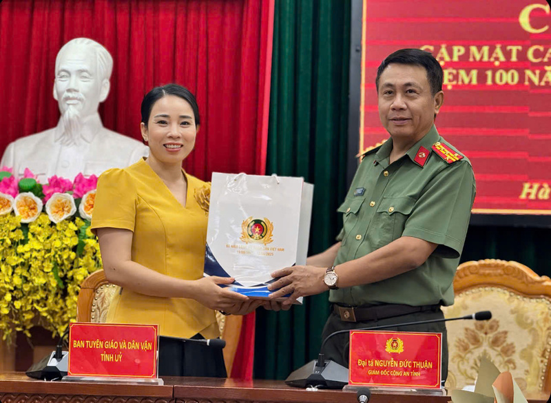 Đại tá Nguyễn Đức Thuận gửi tặng quà đến bà Hoàng Thị Hằng - Phó Trưởng ban Tuyên giáo và Dân vận Tỉnh ủy. Ảnh: Thanh Thảo